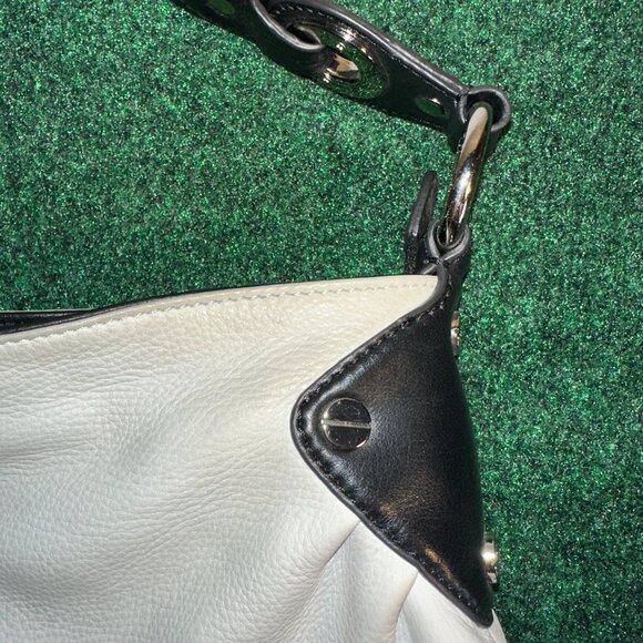 B Makowsky Shoulder Bag White Leather Handbag BLack Shoulder Strap Zip Pockets - Picture 4 of 16